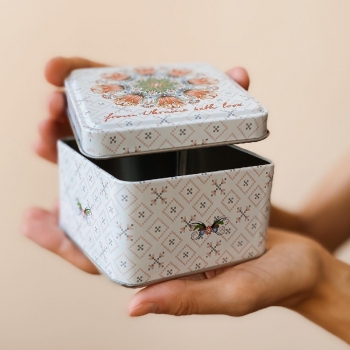 Жестяная коробочка с цветочным рисунком